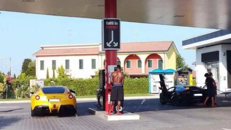 A 200 all'ora in A4, multato Mario Balotelli