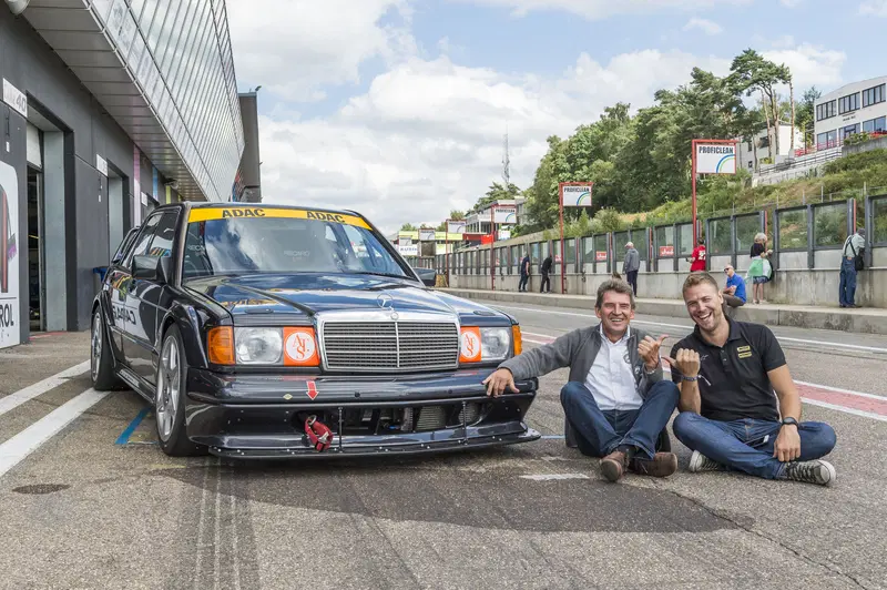 L'esperto ex-pilota Asch accompagna i fortunati amatori che possono saggiare ancor oggi le doti della 190 Evo II in pista