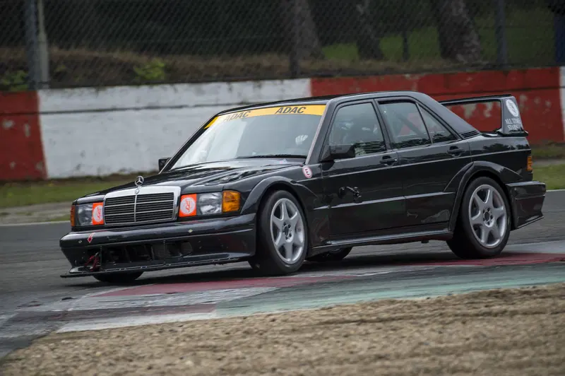 L'agilit&agrave; inattesa della Evo II in pista si scontra con la percezione classica delle 190 stradali meno potenti