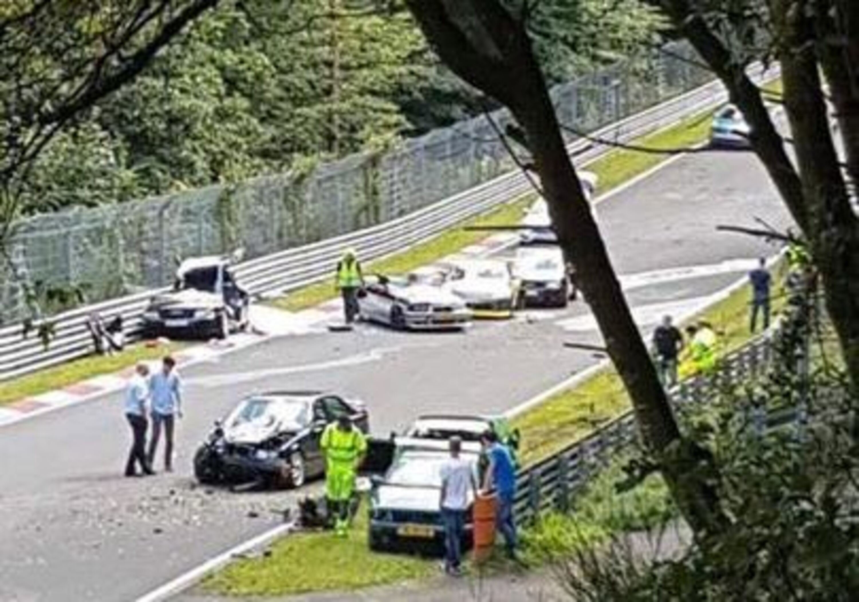 N&uuml;rburgring: il mitico percorso bloccato da un incidente con dieci auto