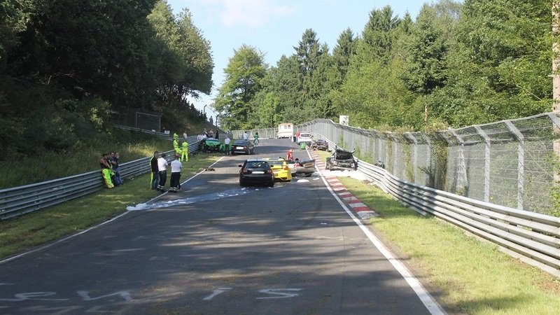 N&uuml;rburgring: il mitico percorso bloccato da un incidente con dieci auto