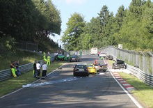 Nürburgring: il mitico percorso bloccato da un incidente con dieci auto