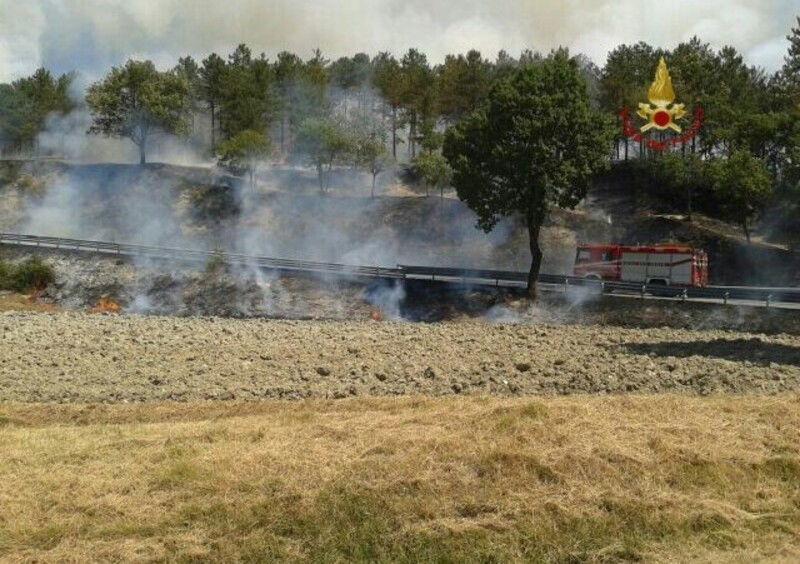 Incidente stradale a Gubbio: trattore e utilitaria con incendio, ma nessuna vittima