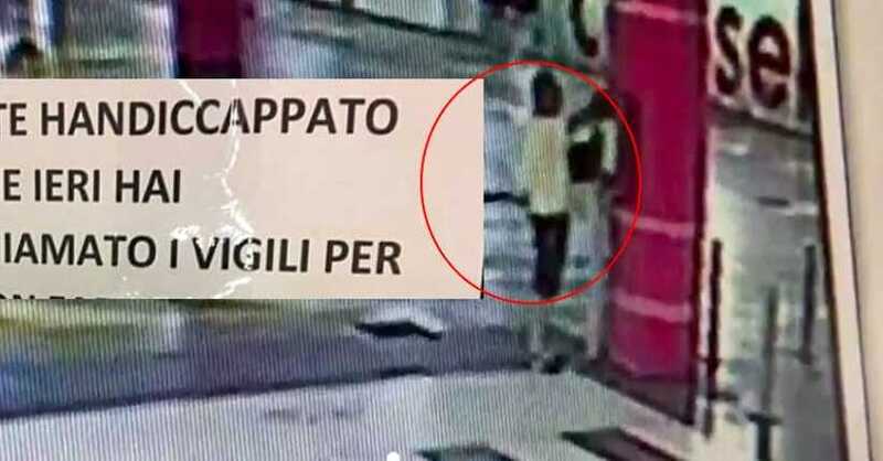 Cartello con insulti choc a disabile per una multa, automobilista ripreso in un video