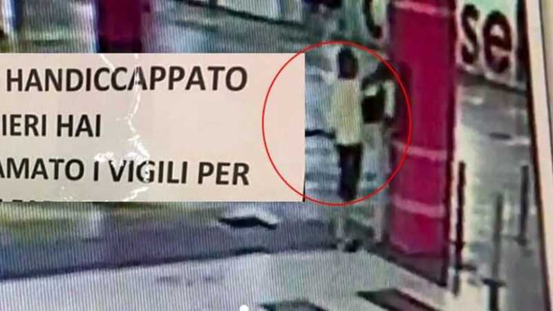 Cartello con insulti choc a disabile per una multa, automobilista ripreso in un video