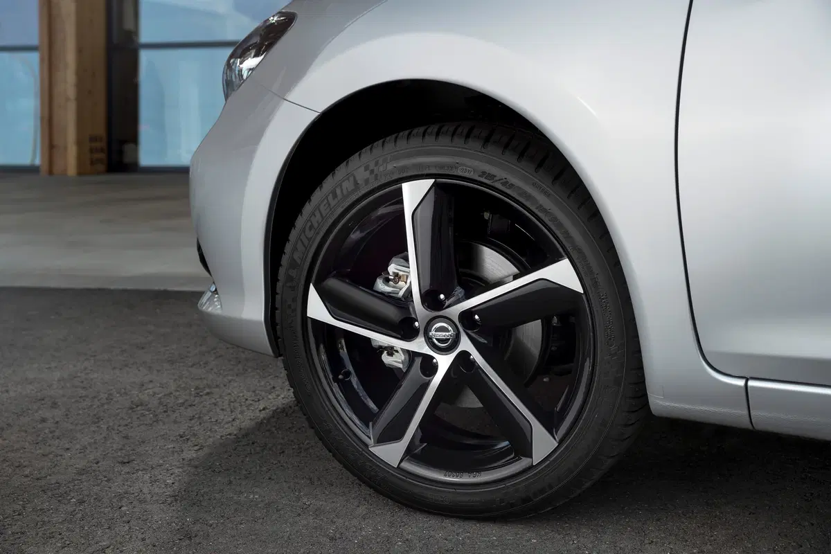 Nissan, ecco la Pulsar Black Edition  (4)