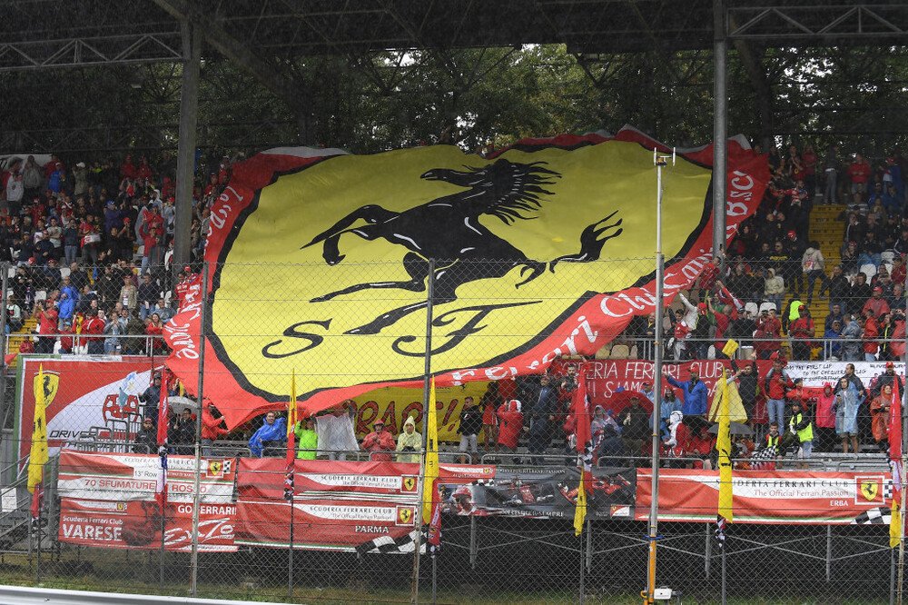 Lo scudetto Ferrari gigante in Tribuna, come sempre a Monza
