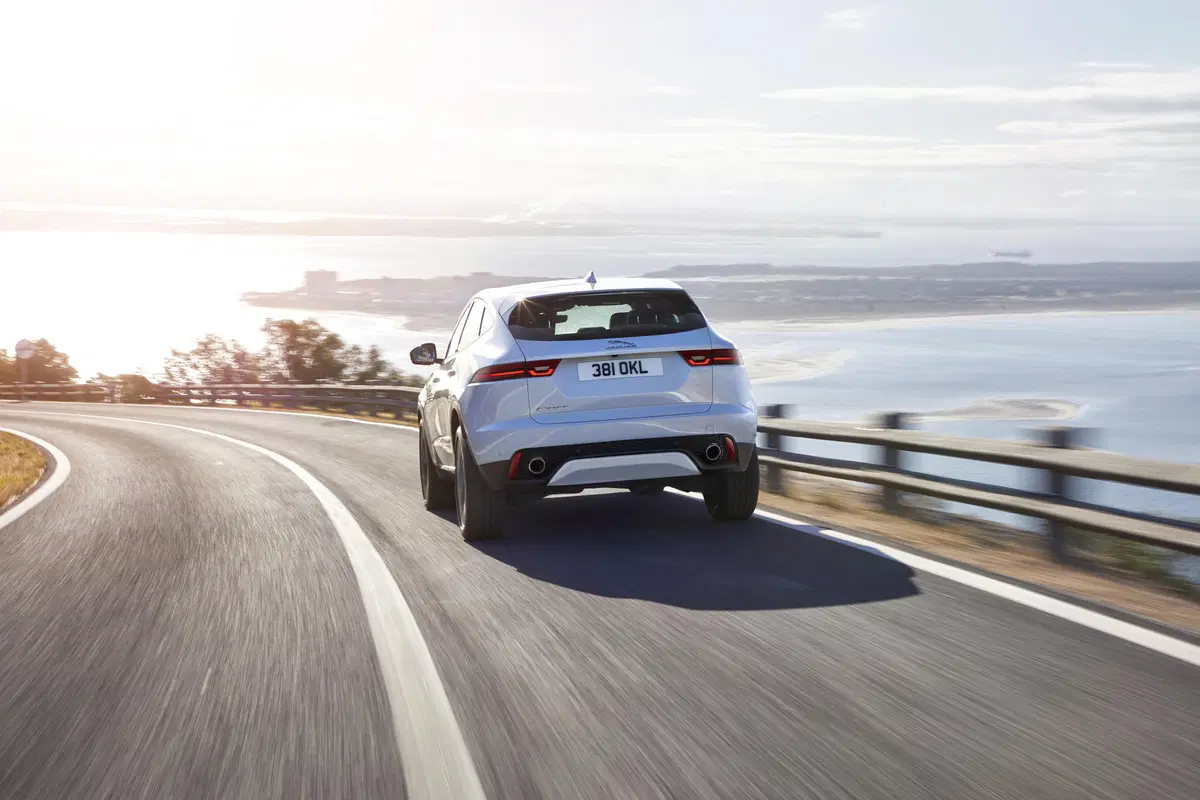 Jaguar E-Pace 2.0D 180 CV AWD R-Dynamic S (8)