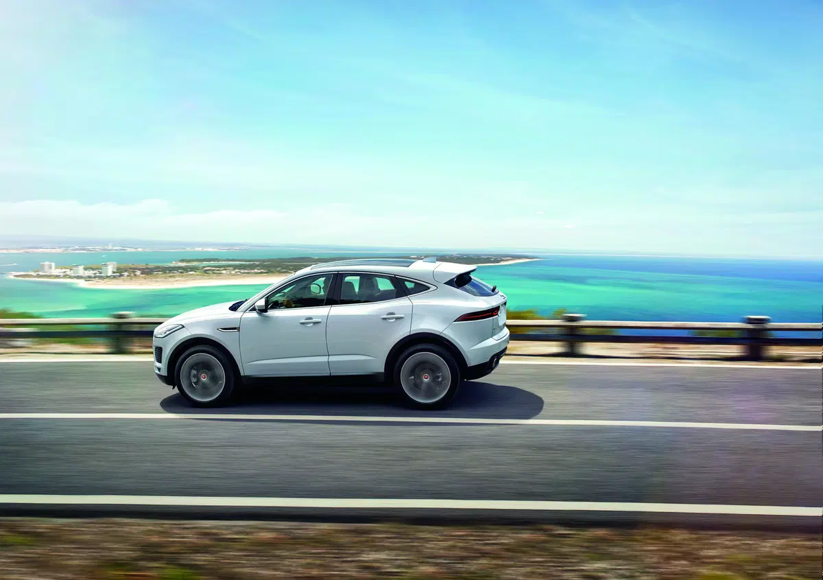 Jaguar E-Pace 2.0D 180 CV AWD R-Dynamic S (6)