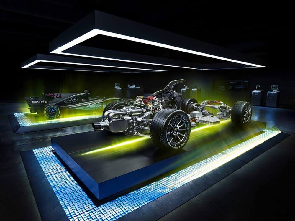 Non da tutti avere sotto la carrozzeria la tecnologia ibrida e vincente in F1, Mercedes lo permette