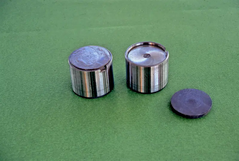 In molti motori automobilistici di serie per ragioni di praticit&agrave; i costruttori hanno preferito impiegare punterie a bicchiere con la pastiglia calibrata per la regolazione del gioco collocata superiormente. Questa soluzione per&ograve; comporta un aumento della massa mobile