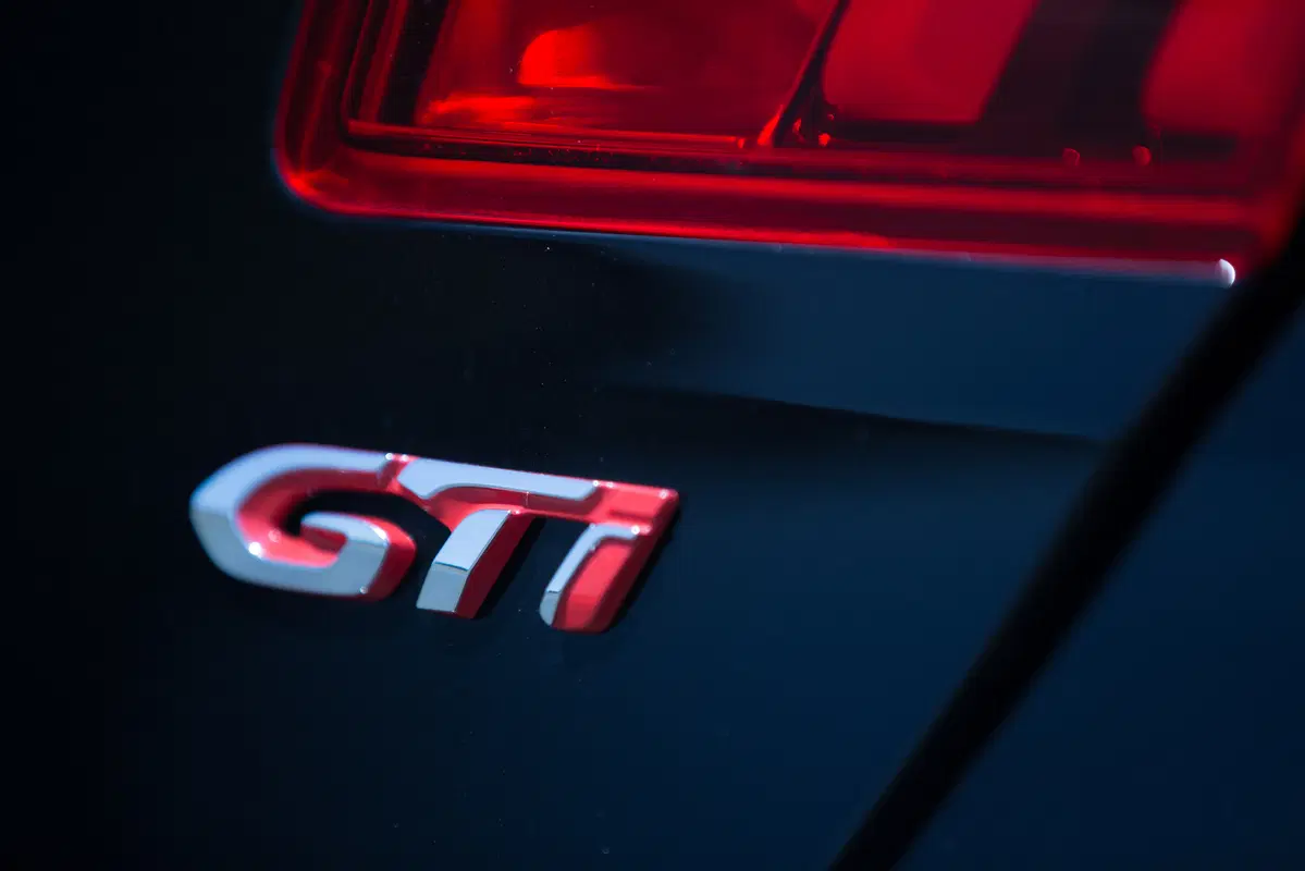 Quale Peugeot, Confronto: 308 GTi by PS Vs RCZ R (5)