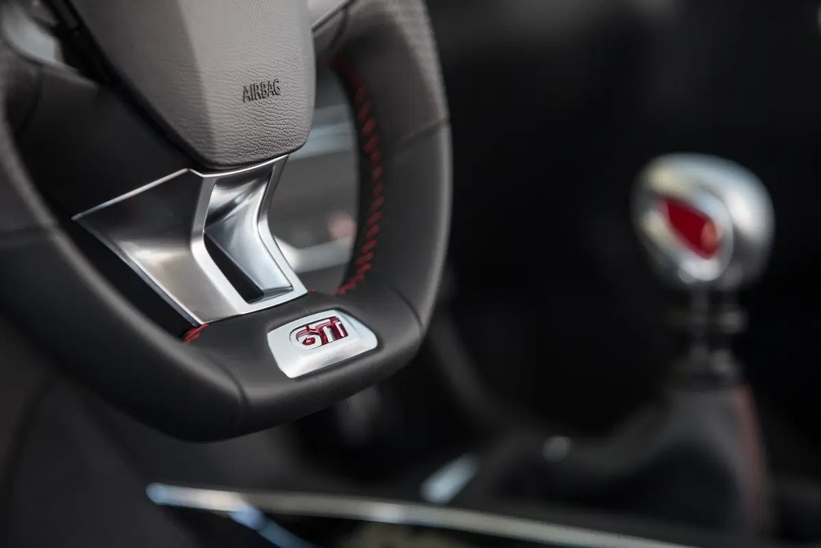 Quale Peugeot, Confronto: 308 GTi by PS Vs RCZ R (2)