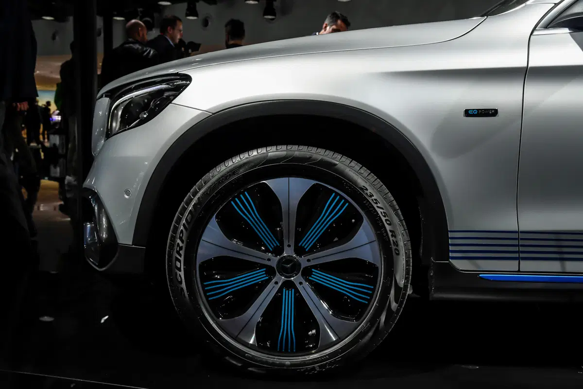 Mercedes GLC F-Cell, boccata di idrogeno a Francoforte  (4)