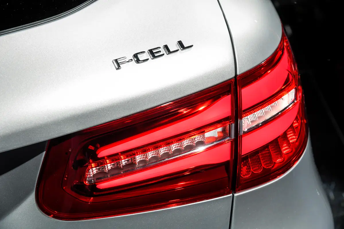 Mercedes GLC F-Cell, boccata di idrogeno a Francoforte  (7)