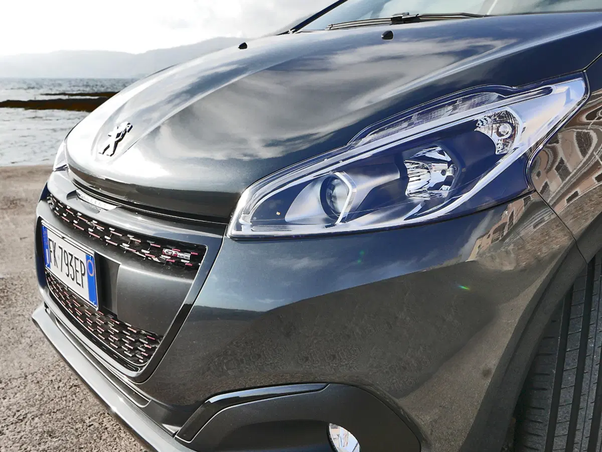 Peugeot 208 GT Line, quasi... GTi (2)