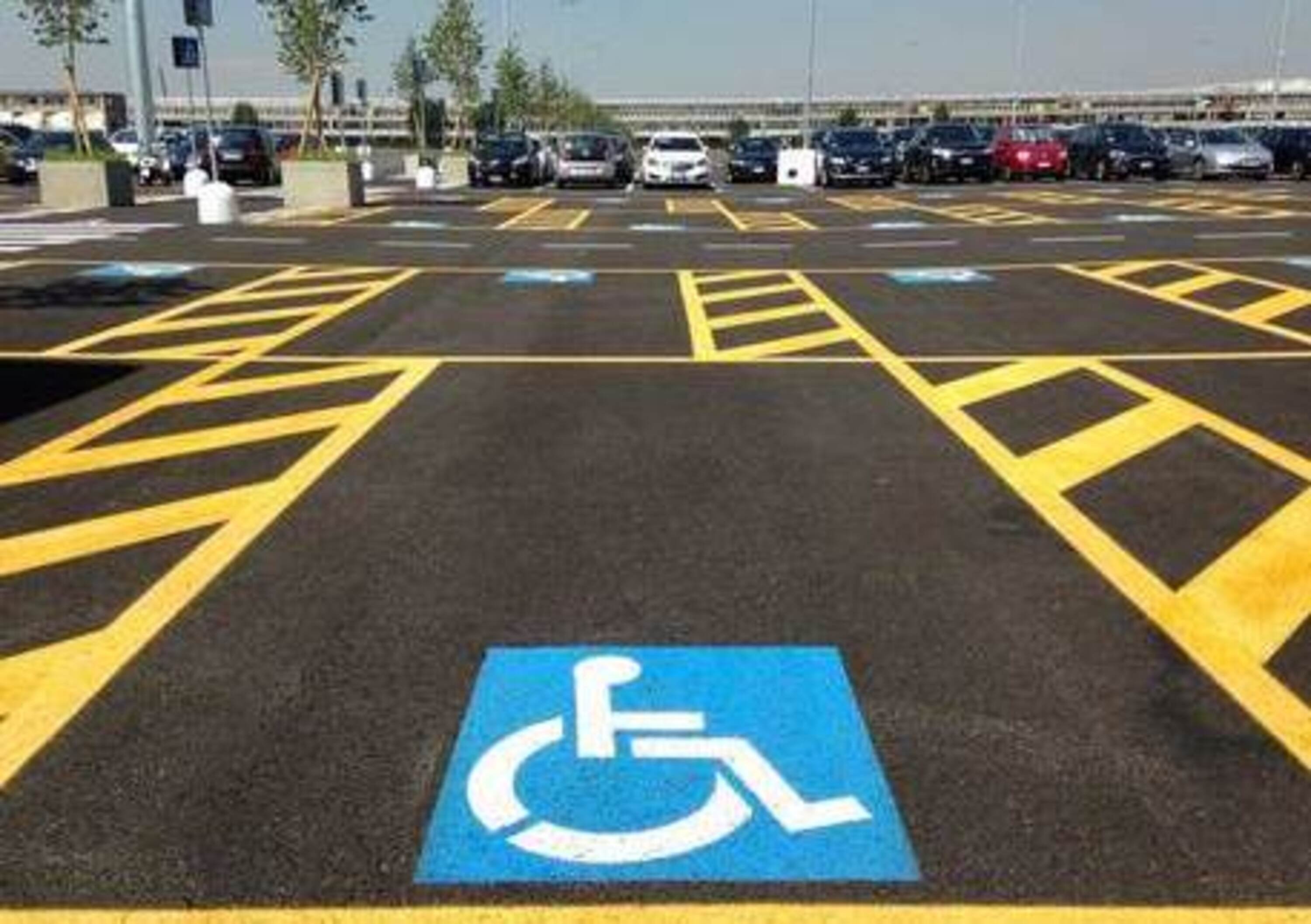 Monza, ubriaco parcheggia nel posto per disabili: patente ritirata