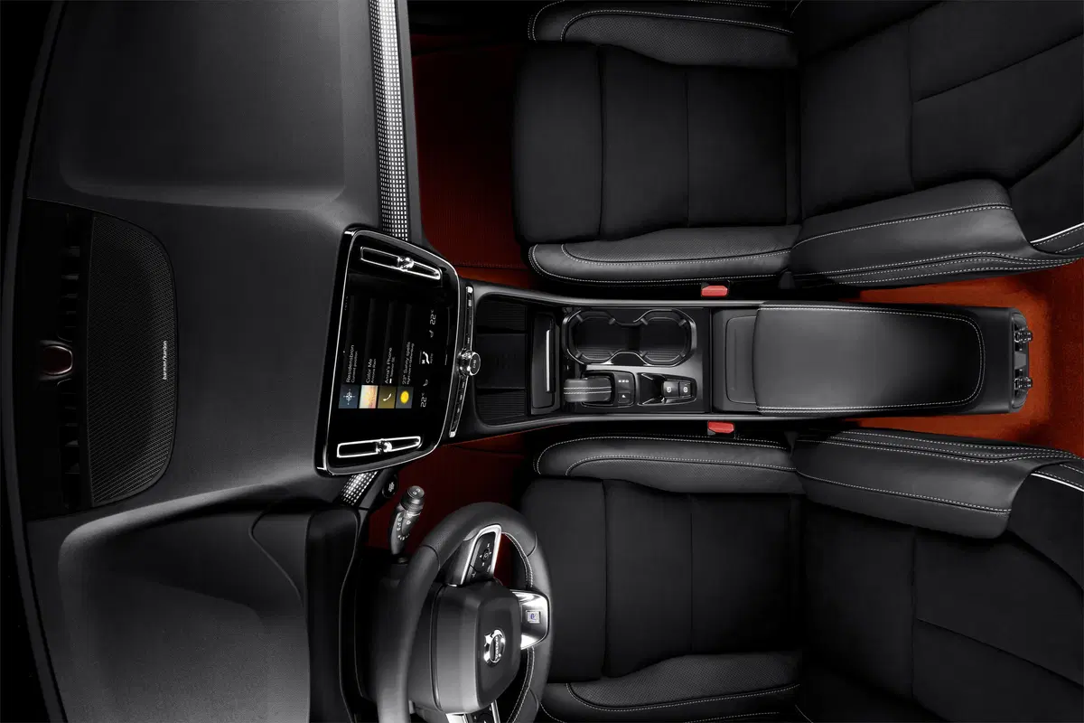 Volvo XC40, svelato il SUV compatto della casa svedese (10)