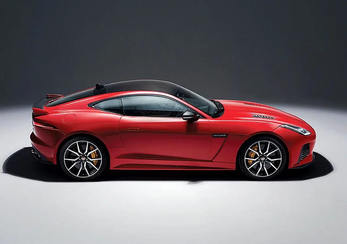 Jaguar programma l'erede della F-Type con layout elettrificato