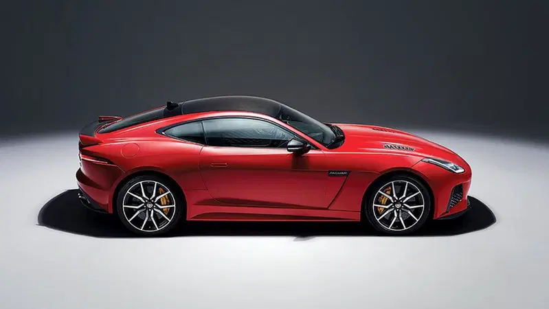 Jaguar programma l'erede della F-Type con layout elettrificato