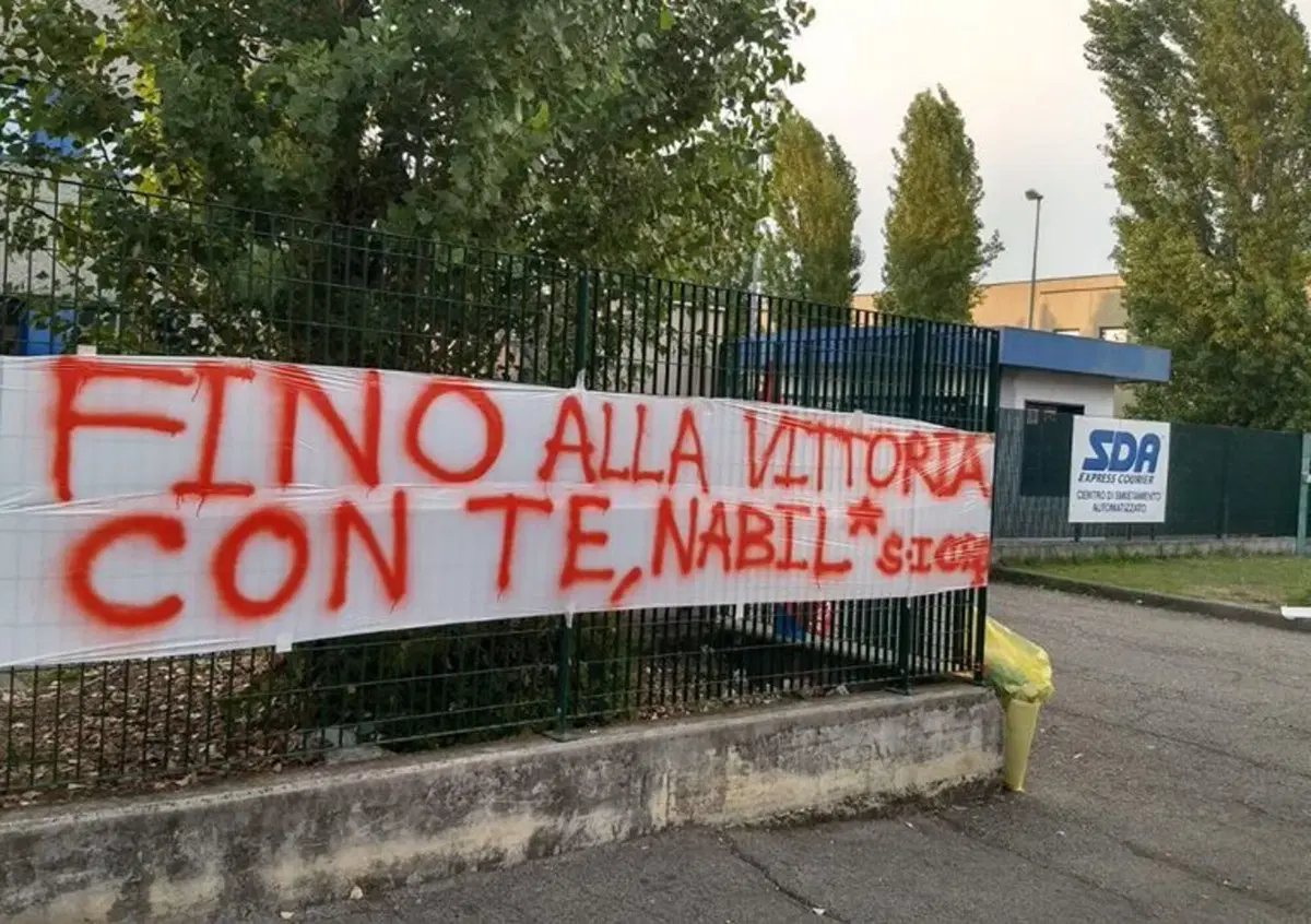 SDA, pacchi fermi da settimane per sciopero. I furgoni non possono partire
