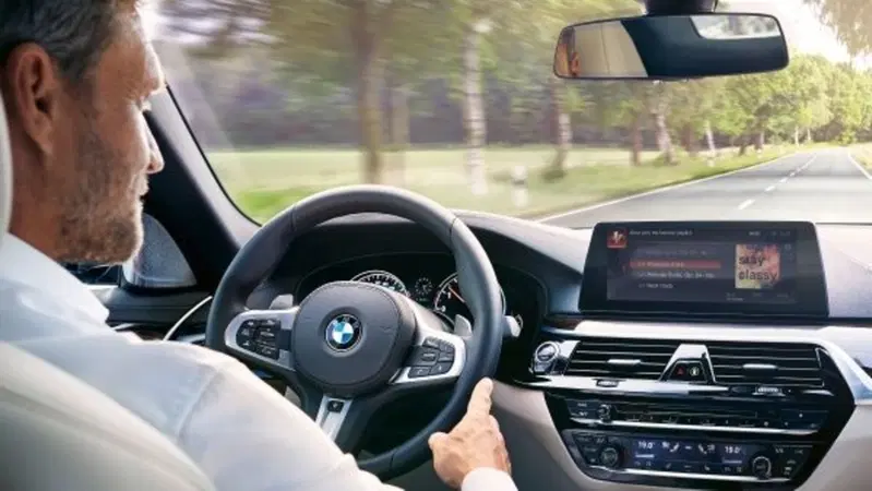 BMW e Mini con Alexa a bordo