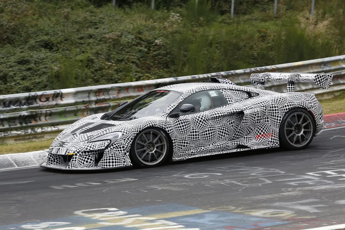 McLaren porta in pista e su strada un nuovo prototipo 