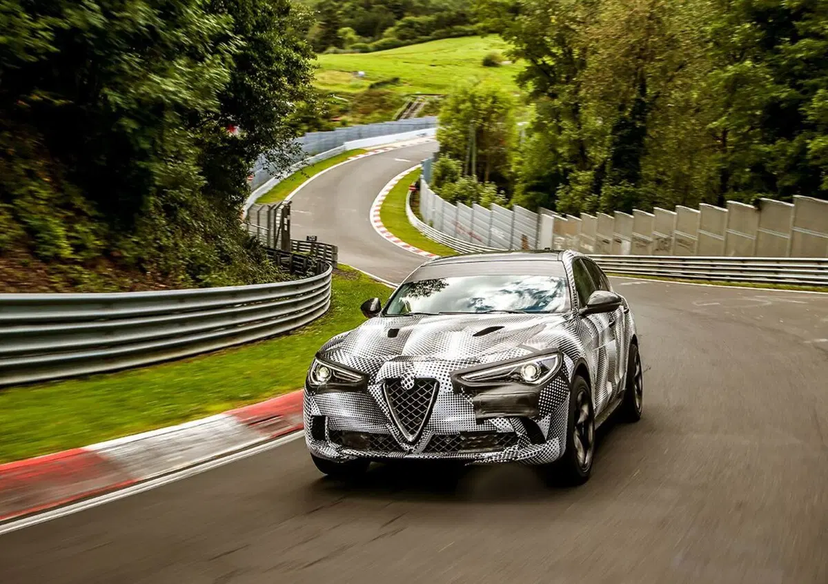 Alfa Romeo Stelvio Quadrifoglio, record al Nurburgring. E' il SUV pi&ugrave; veloce [Video]