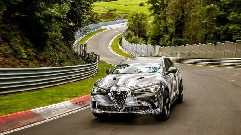 Alfa Romeo Stelvio Quadrifoglio, record al Nurburgring. E' il SUV pi&ugrave; veloce [Video]