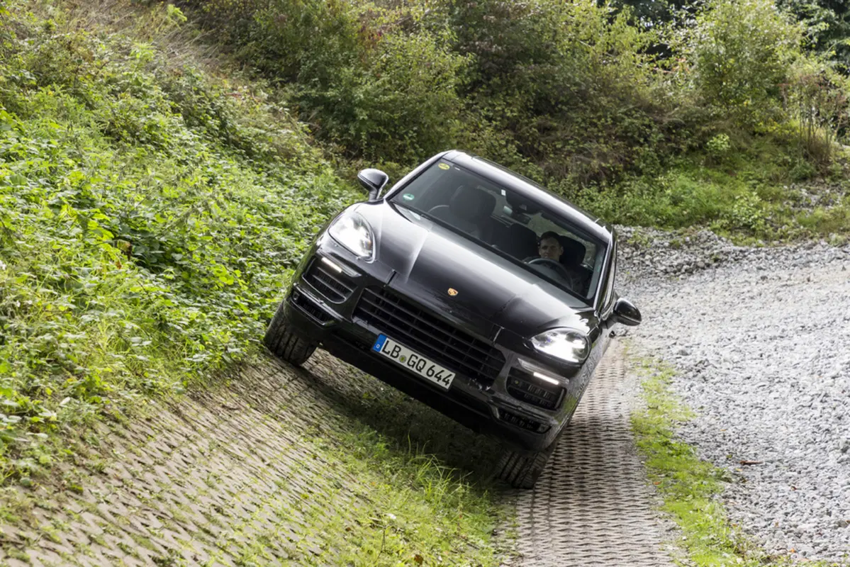 Porsche Cayenne, 3^ generazione: tecnologia nuova sotto il vestito, Parte 2 - Telaio (11)