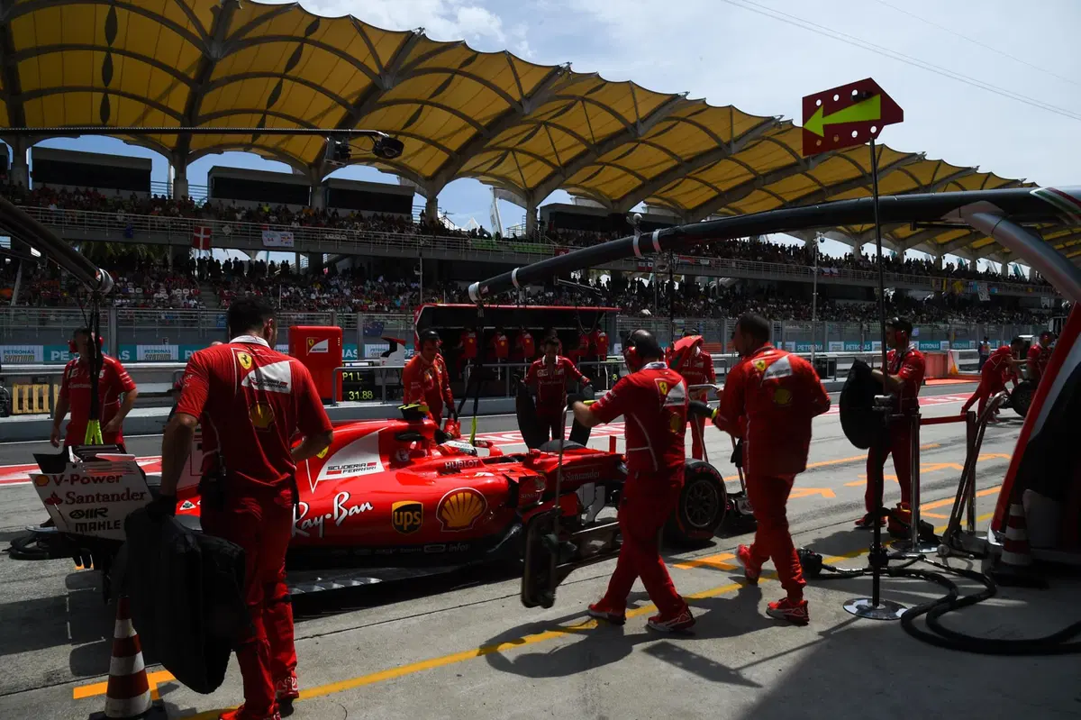 F1, GP Malesia 2017: pole per Hamilton. Vettel ultimo (6)