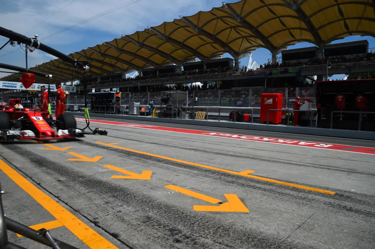 F1, GP Malesia 2017: pole per Hamilton. Vettel ultimo (7)