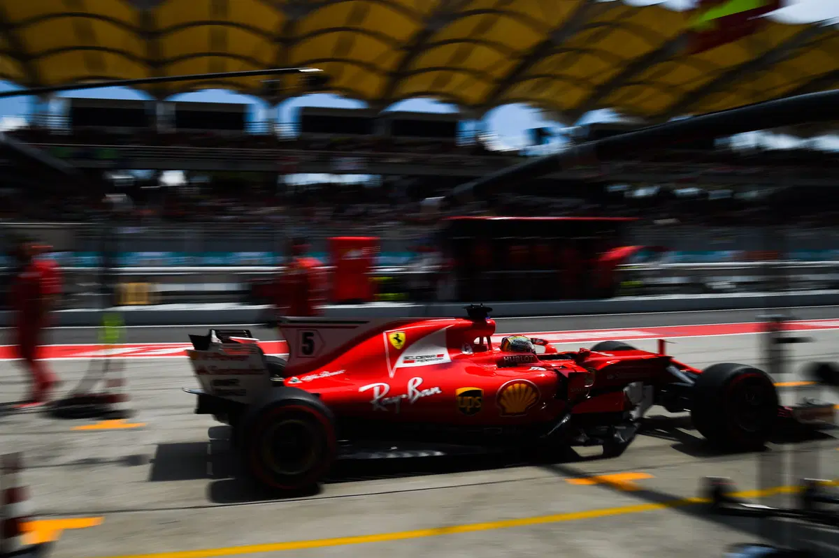 F1, GP Malesia 2017: pole per Hamilton. Vettel ultimo (3)
