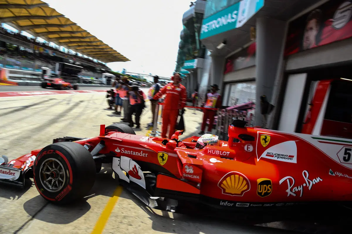 F1, GP Malesia 2017: pole per Hamilton. Vettel ultimo (9)