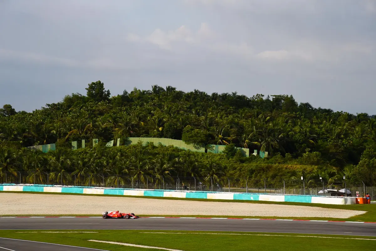 F1, GP Malesia 2017: pole per Hamilton. Vettel ultimo (19)