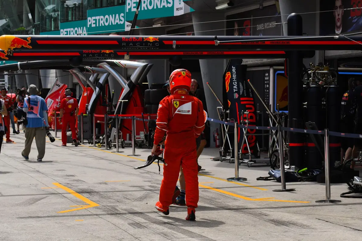F1, GP Malesia 2017: pole per Hamilton. Vettel ultimo (27)