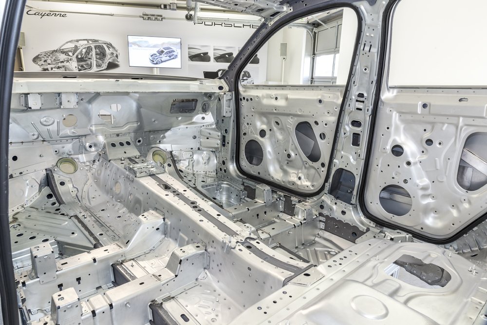 La carrozzeria della nuova Cayenne usa molto alluminio e materiali di fissaggio