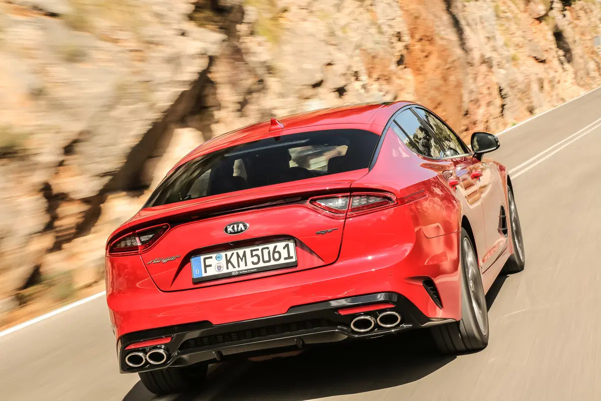 Kia Stinger GT, a caccia grossa con la koreana V6 biturbo  (10)