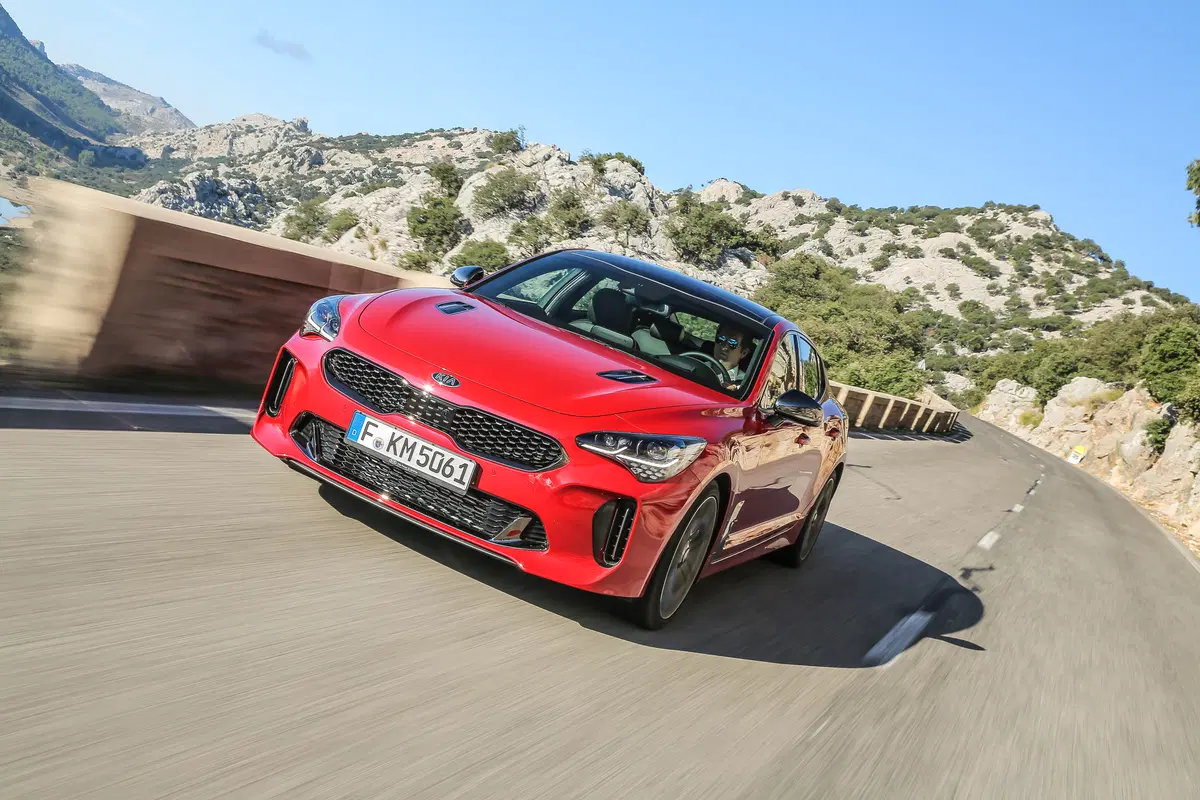 Kia Stinger GT, a caccia grossa con la koreana V6 biturbo  (15)