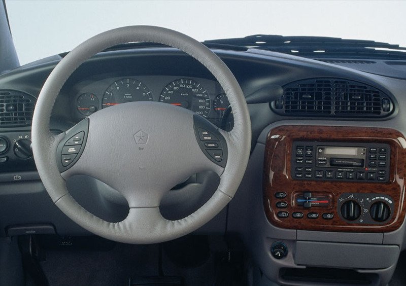 Chrysler Grand Voyager (1995-01) (4)