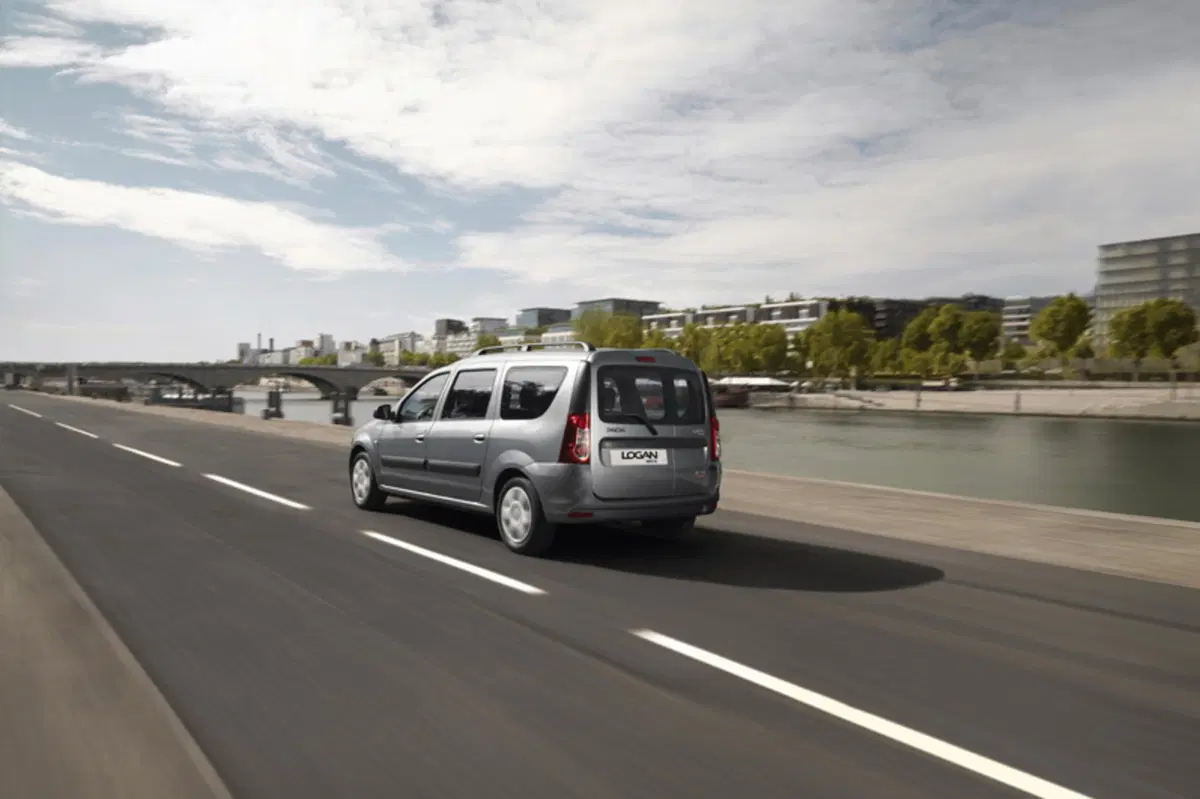 Dacia Logan (2008-12) (2)