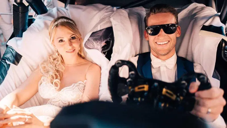 Maro Engel si sposa, fuga romantica sulla C63 DTM