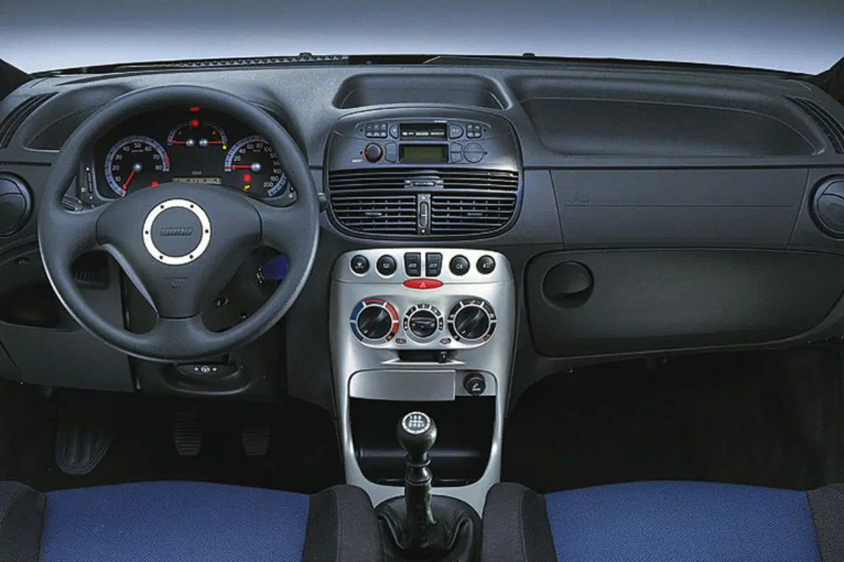 Fiat Punto 1.2i cat 3 porte (16)