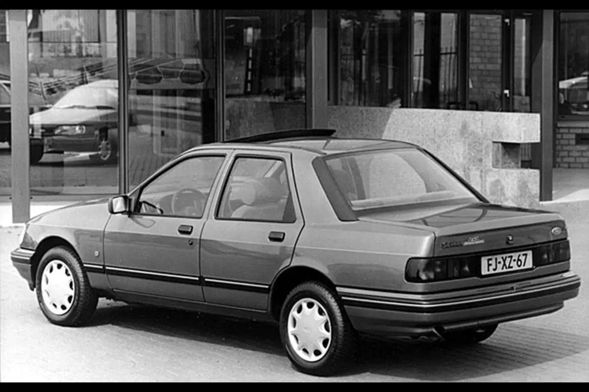 Ford Sierra 2.0i 4 porte Ghia (5)
