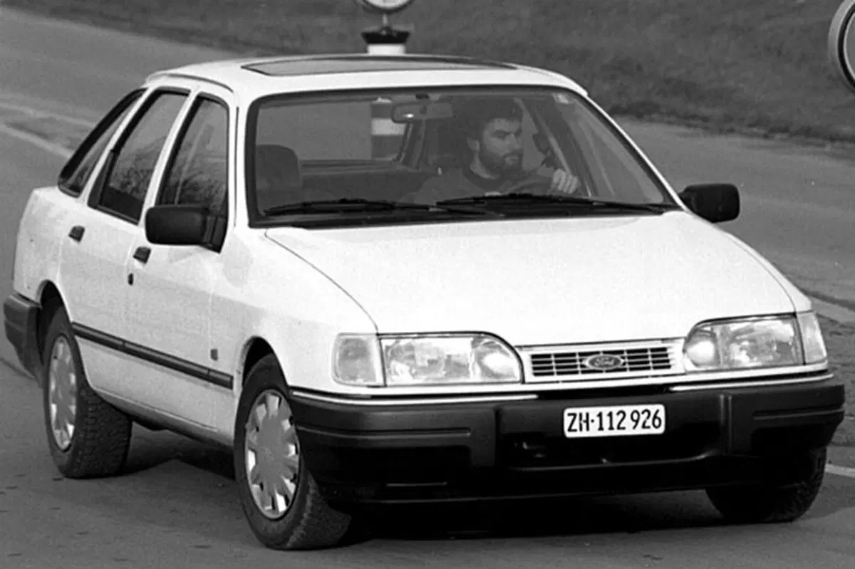 Ford Sierra 2.0i 4 porte Ghia (7)