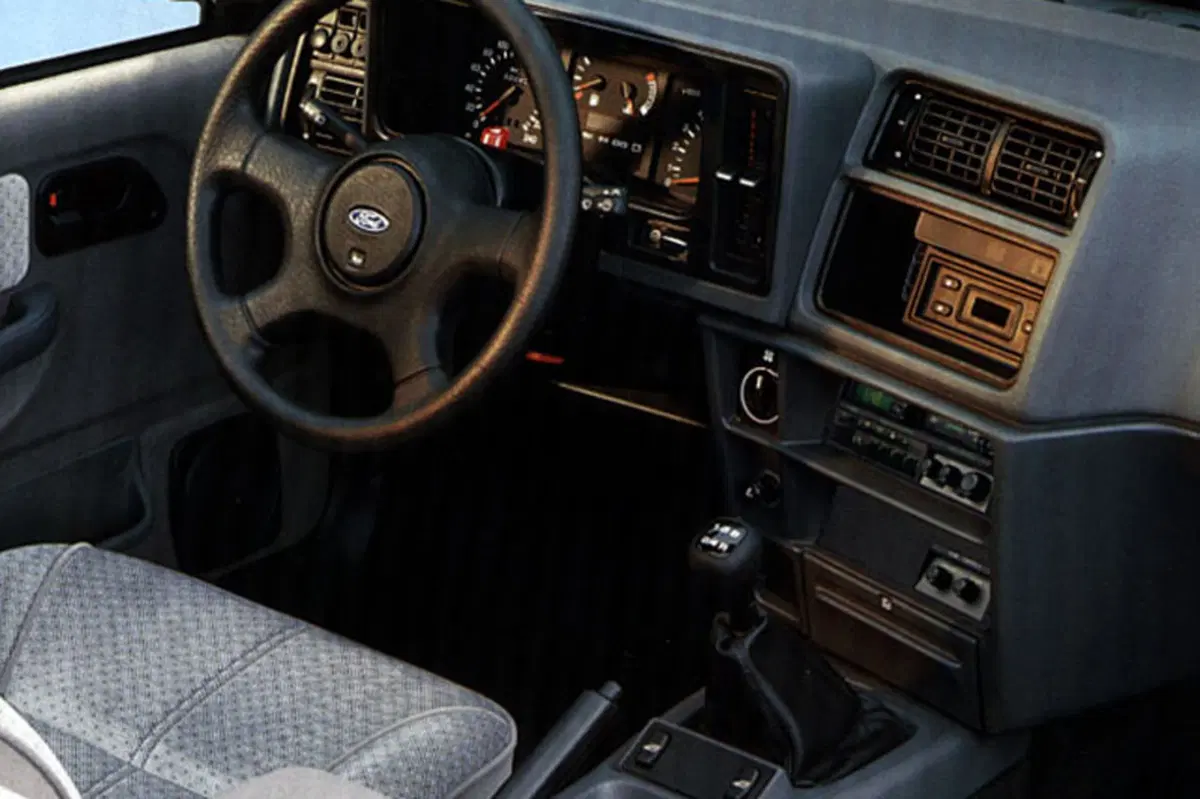 Ford Sierra 2.0i 4 porte Ghia (8)