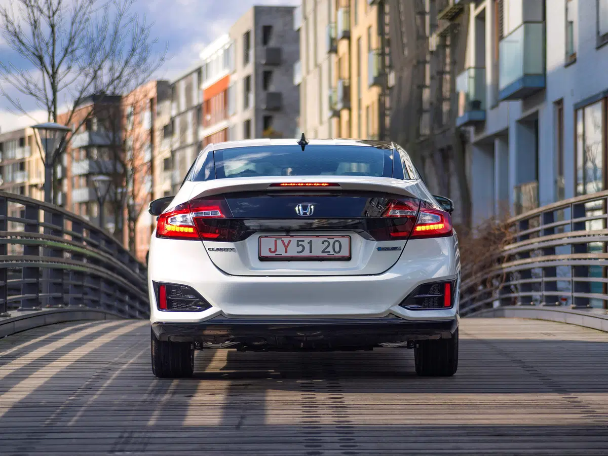Honda FCX Clarity, l'auto ad idrogeno che emette solo acqua (4)