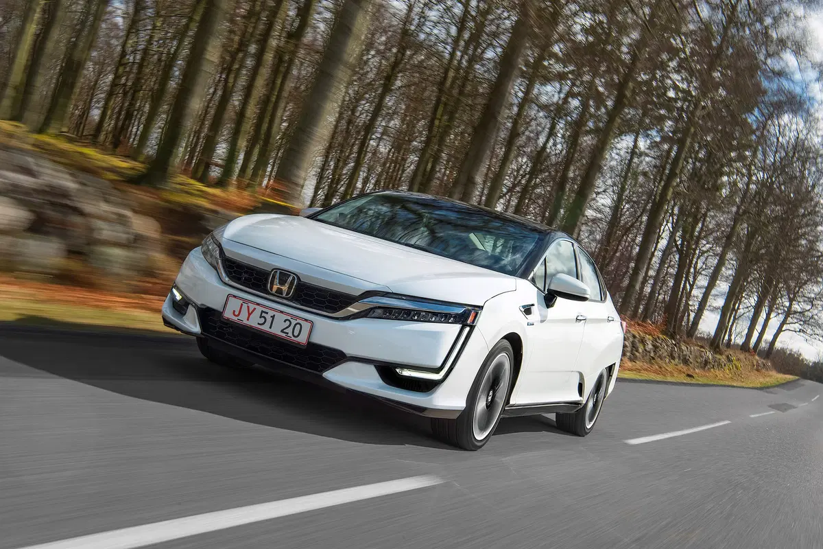 Honda FCX Clarity, l'auto ad idrogeno che emette solo acqua (8)