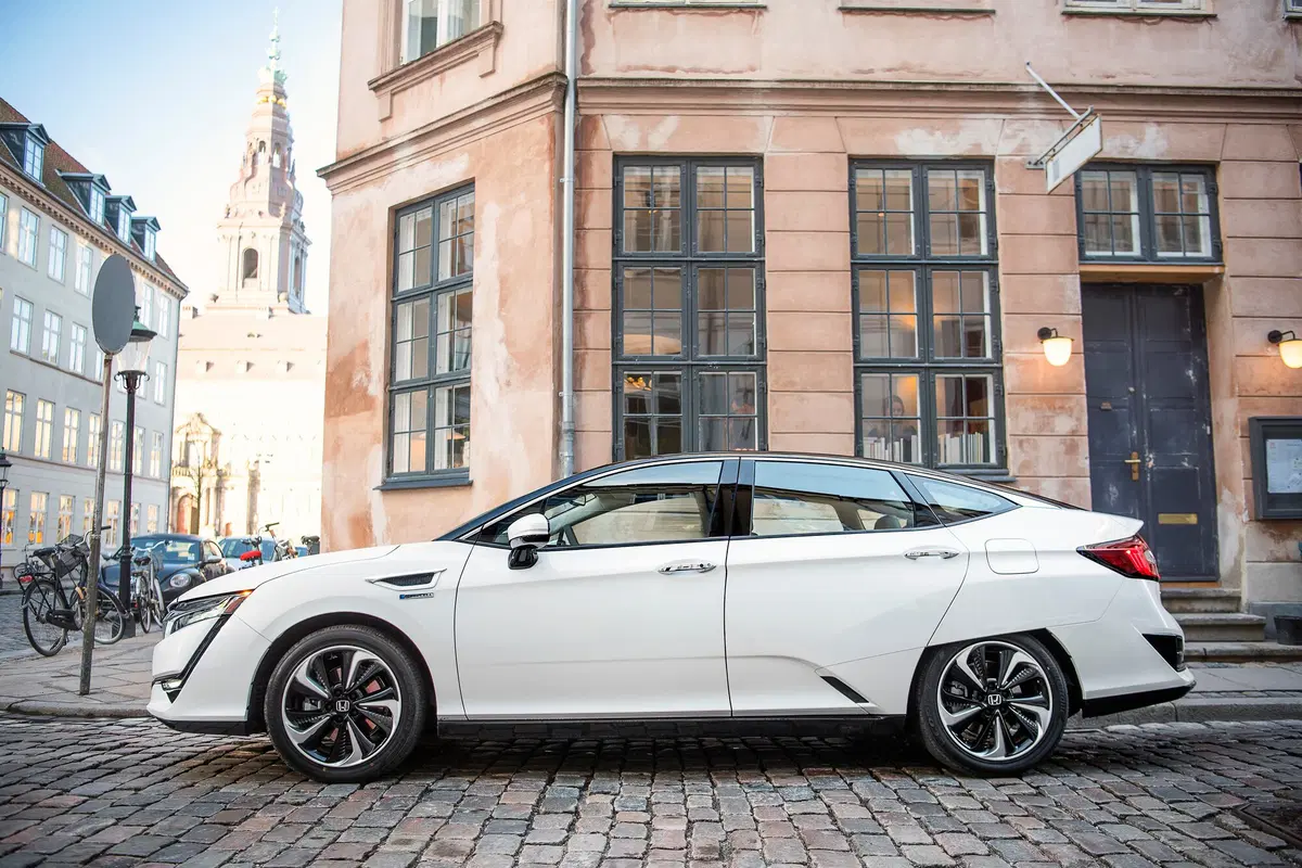 Honda FCX Clarity, l'auto ad idrogeno che emette solo acqua (9)