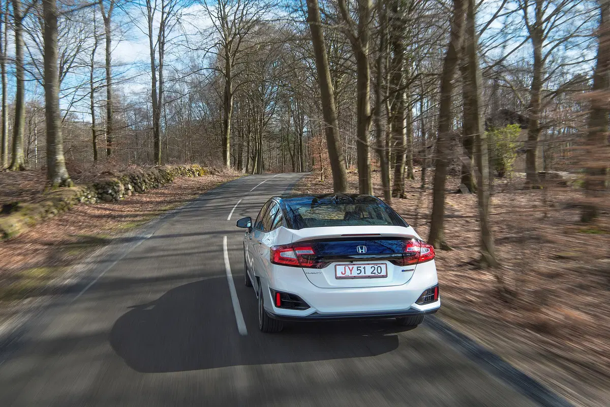 Honda FCX Clarity, l'auto ad idrogeno che emette solo acqua (10)